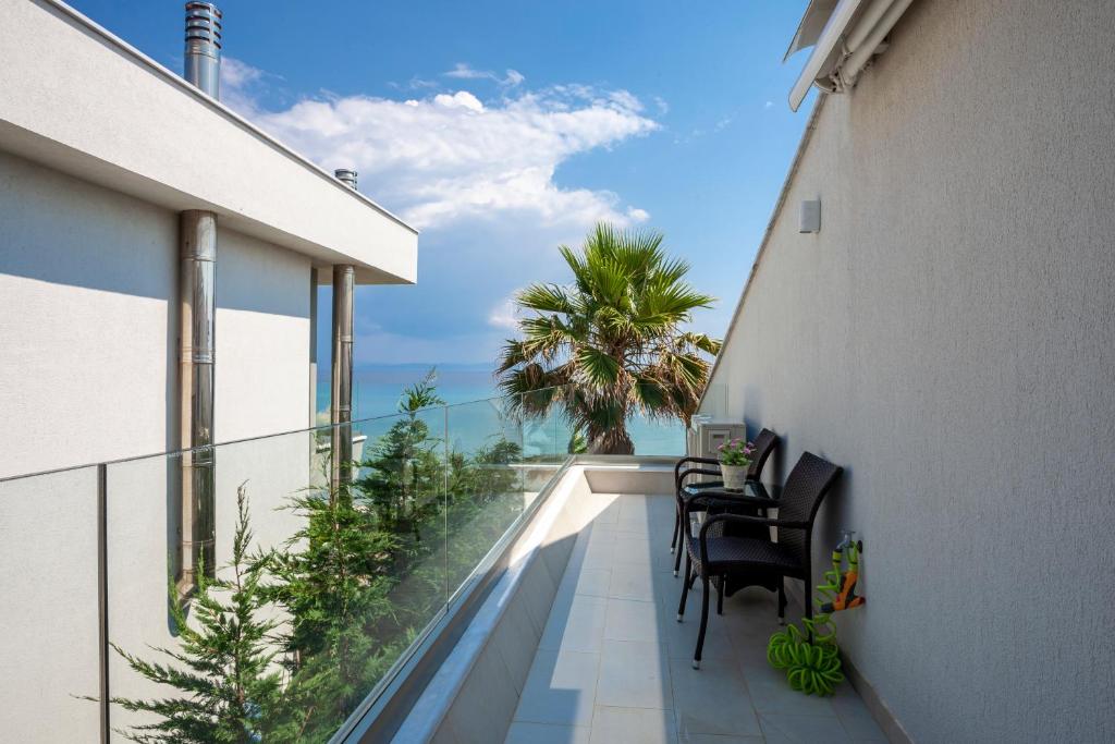 Balkón alebo terasa v ubytovaní Seafront luxury Villa Almyra, Chalkidiki