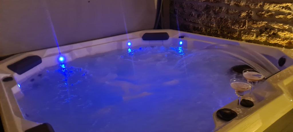Photo de la galerie de l'établissement La maison du bonheur et son jacuzzi sur terasse, à Champ-du-Boult