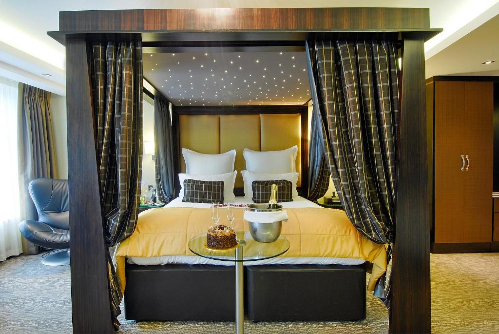 Een bed of bedden in een kamer bij The Montcalm Marble Arch