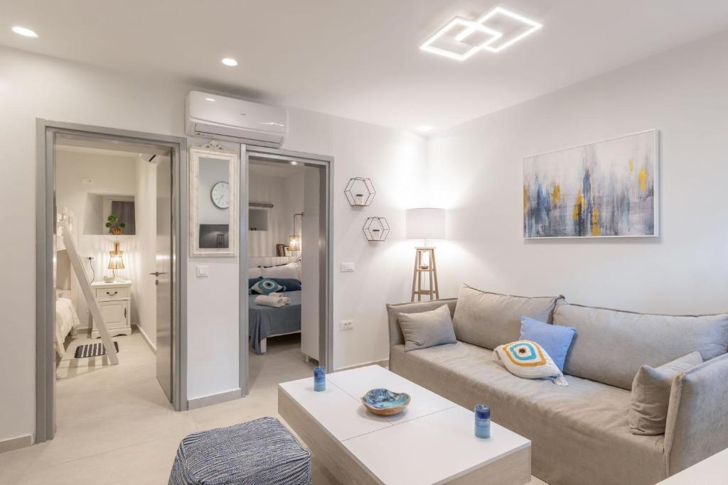 米克诺斯城Marno Mykonos Apartment的带沙发和桌子的客厅