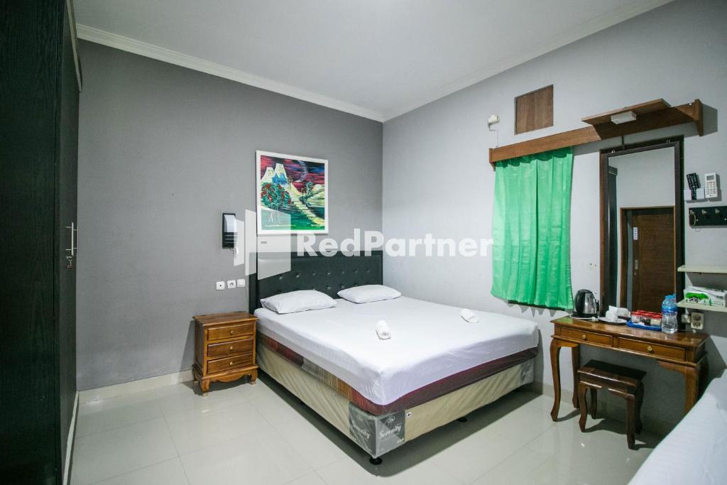 Postel nebo postele na pokoji v ubytování Kedyla Homestay Syariah Patangpuluhan Malioboro Area Yogyakarta RedPartner