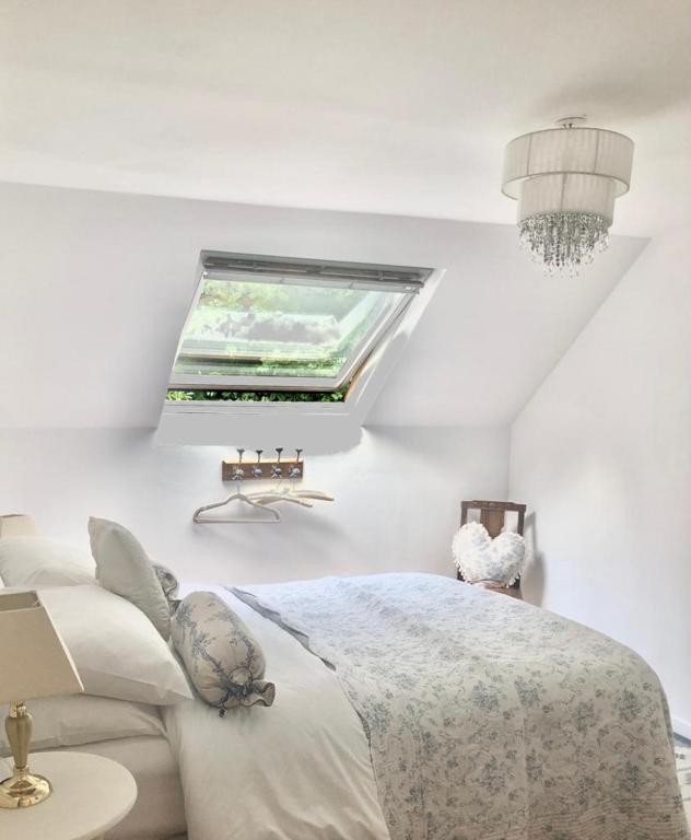 1 dormitorio con 1 cama y tragaluz en Cottage Desmaisons, en Saint-Just-le-Martel