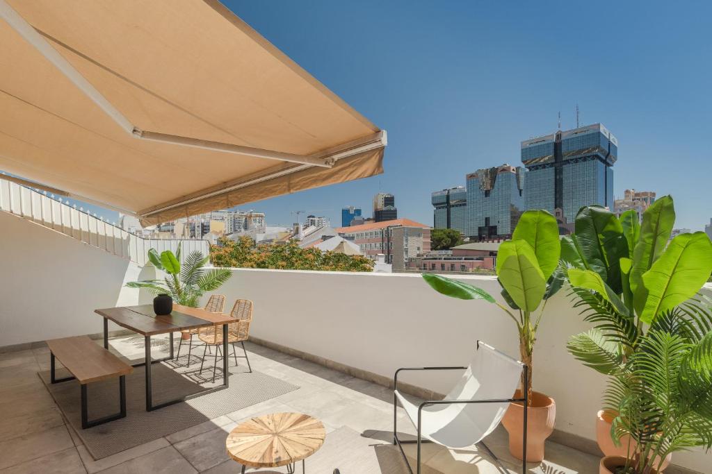 een balkon met een tafel en stoelen in een gebouw bij Casa Boma Lisboa - Lighting Apartment with Private Balcony - Campolide I in Lissabon