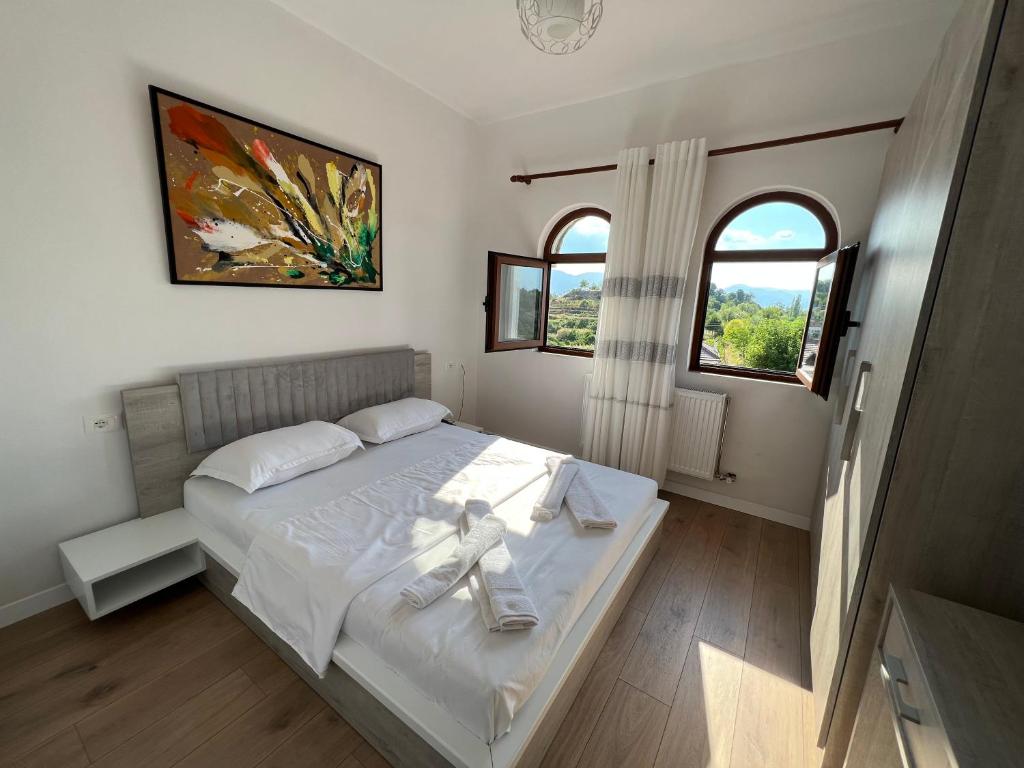 una camera da letto con un letto e due asciugamani di Bujtina Celiku a Burrel