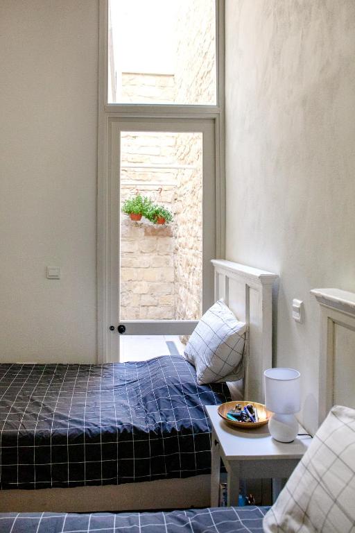 Postel nebo postele na pokoji v ubytování MeMeraki Artist Residency