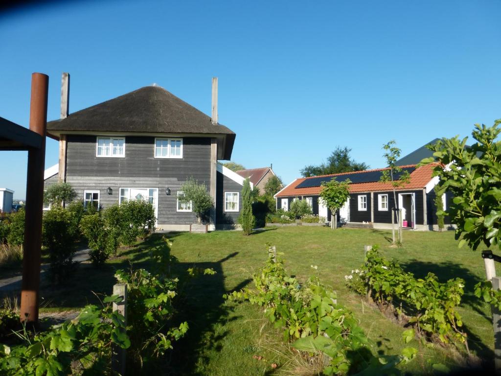 una casa grande con un patio con plantas en Bed en Brood Donna en Pijnacker