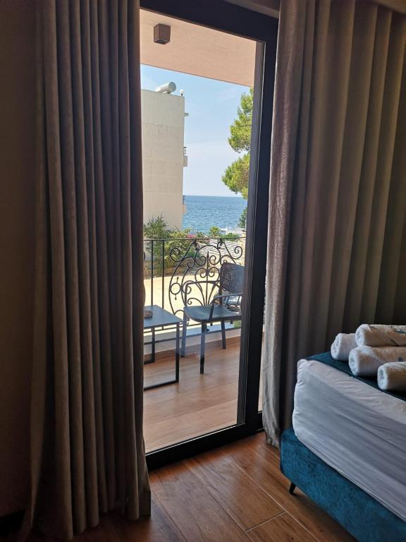 Postel nebo postele na pokoji v ubytování Seawave Hotel
