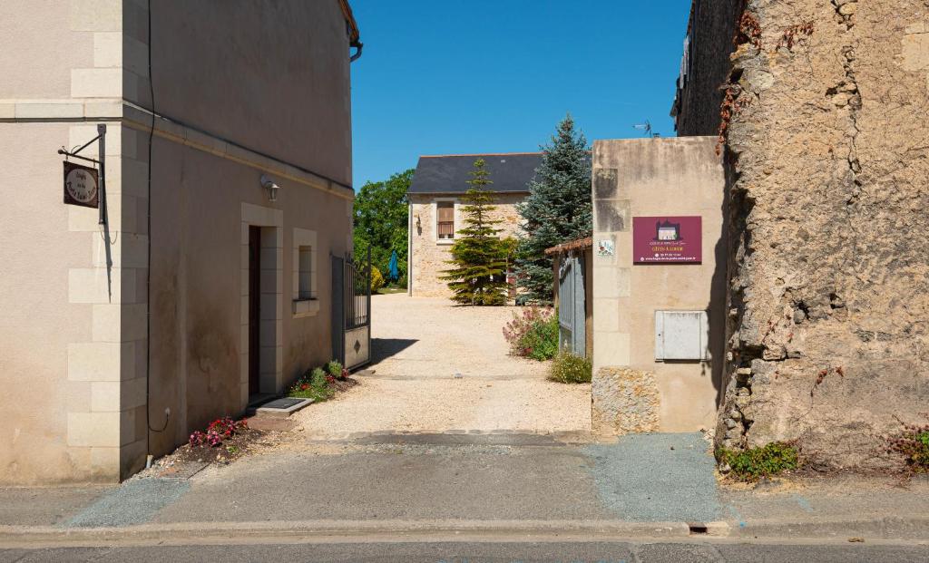 an empty alleyway in an old building next to a building at Gite Montreuillais 6 personnes sur 2 étages in Montreuil-Bellay