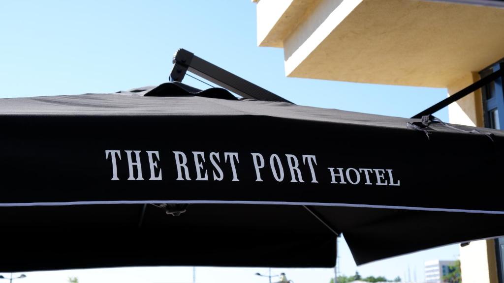 Certifikát, hodnocení, plakát nebo jiný dokument vystavený v ubytování The Rest Port Hotel