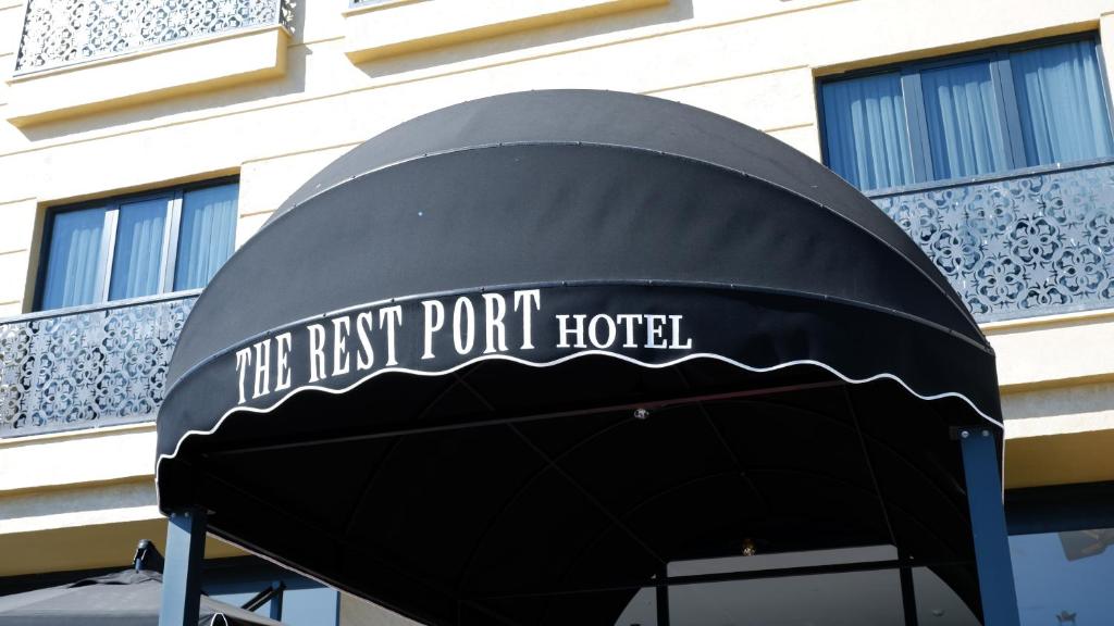 Certifikát, hodnocení, plakát nebo jiný dokument vystavený v ubytování The Rest Port Hotel