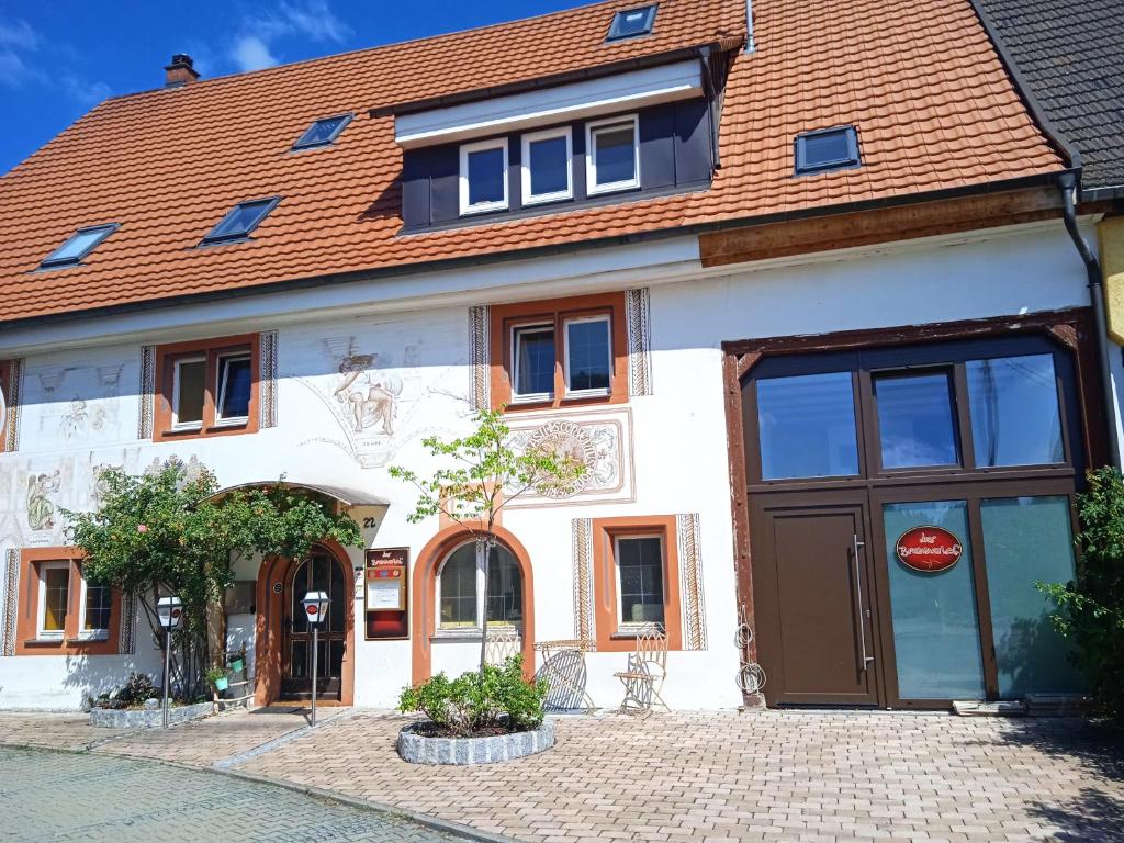 un edificio blanco con techo rojo en der brennerhof en Immendingen