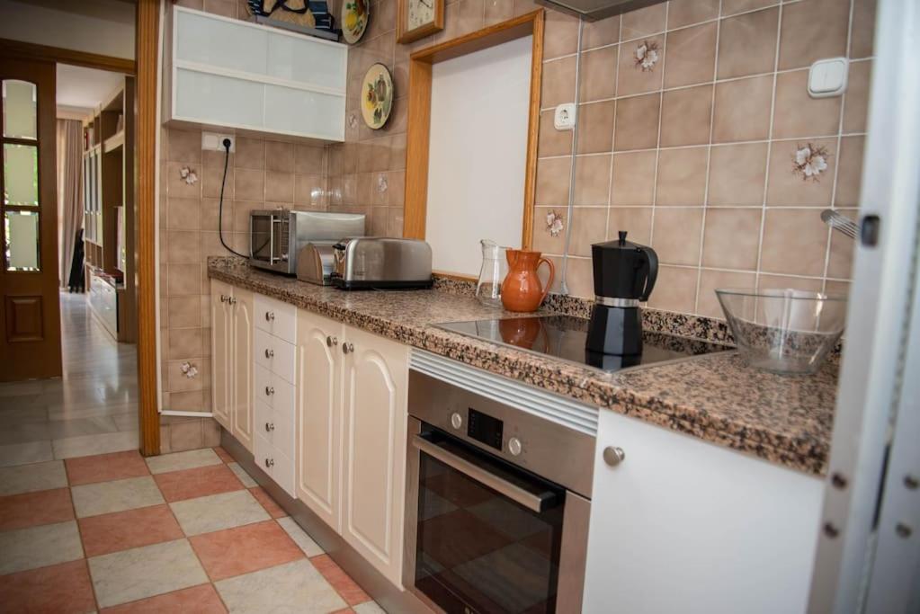 Kuchyňa alebo kuchynka v ubytovaní Piso con Jardín