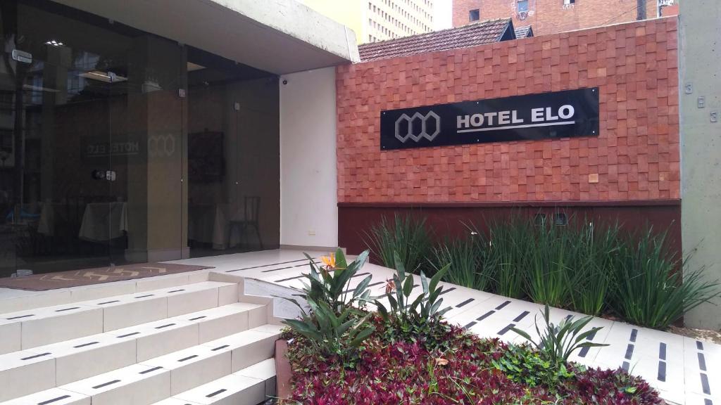 un signo de hotel en el lateral de un edificio en Hotel Elo Curitiba, en Curitiba