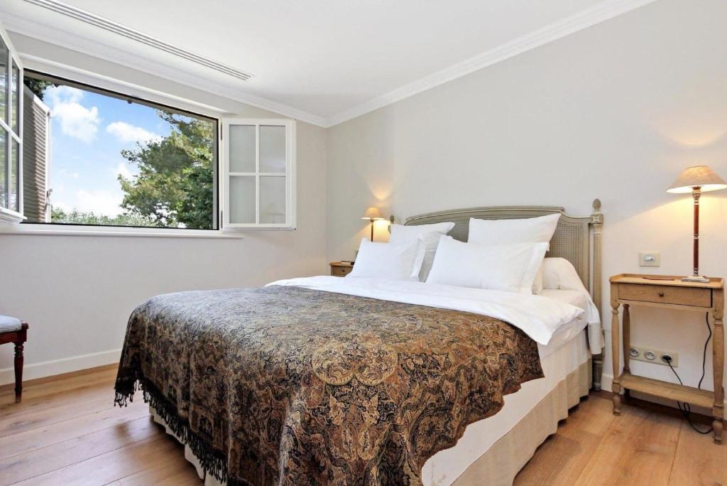 Provencal in a height overlooking greenery