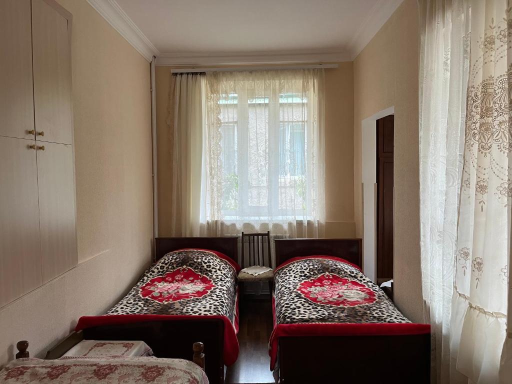 Postel nebo postele na pokoji v ubytování Inexpensive house