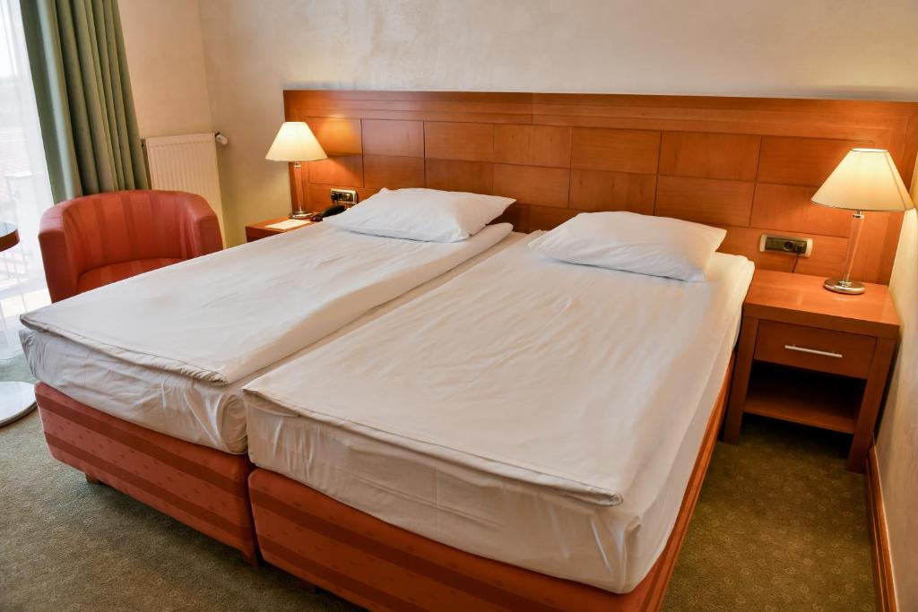 Łóżko lub łóżka w pokoju w obiekcie Hotel Kralj