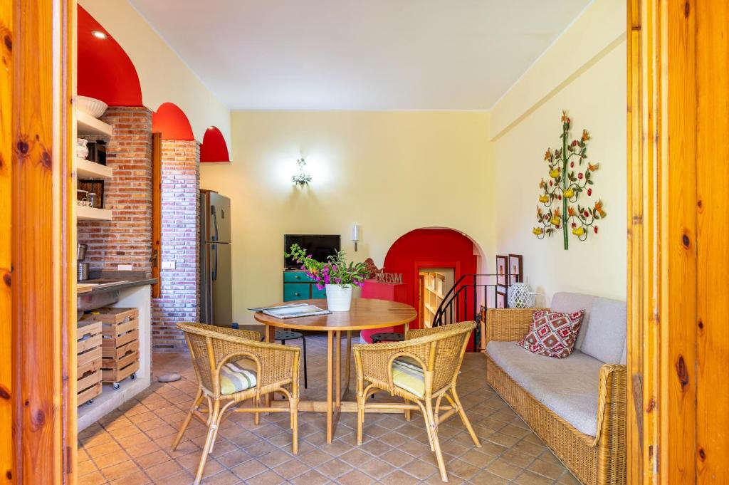 Telewizja i/lub zestaw kina domowego w obiekcie Naxos Seaside Apartment with Gardens, Parking and Swimming Pool
