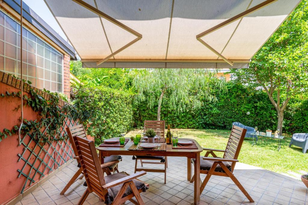 Ogród w obiekcie Naxos Seaside Apartment with Gardens, Parking and Swimming Pool