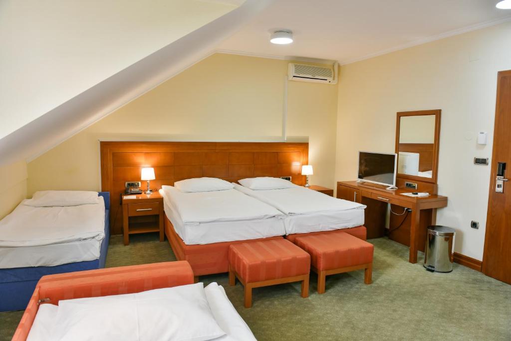 Łóżko lub łóżka w pokoju w obiekcie Hotel Kralj