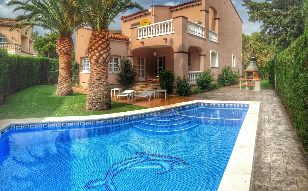 una casa con piscina frente a una casa en ARENDA Pino Alto Villa Napoleon, en Miami Platja