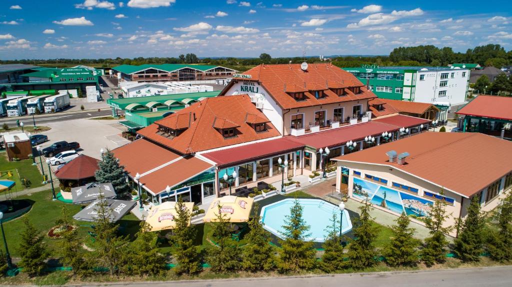 una vista aérea de un complejo con piscina en Hotel Kralj, en Prelog