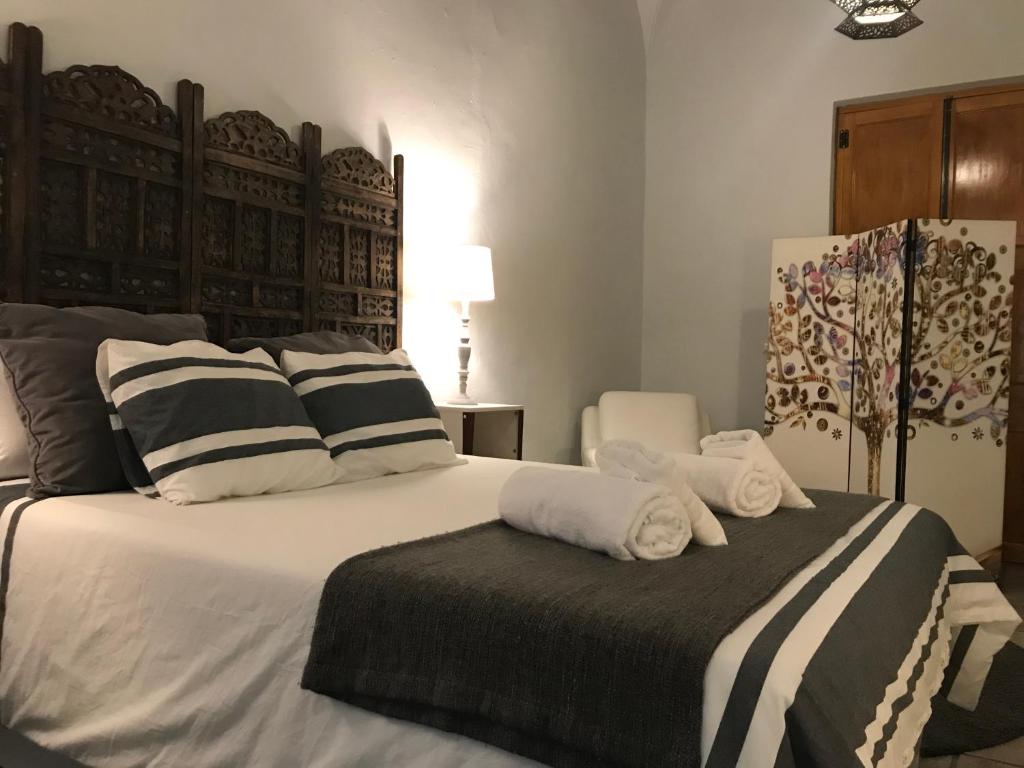 a bedroom with a bed with towels on it at Casa Rural El Aguila in Montemolín