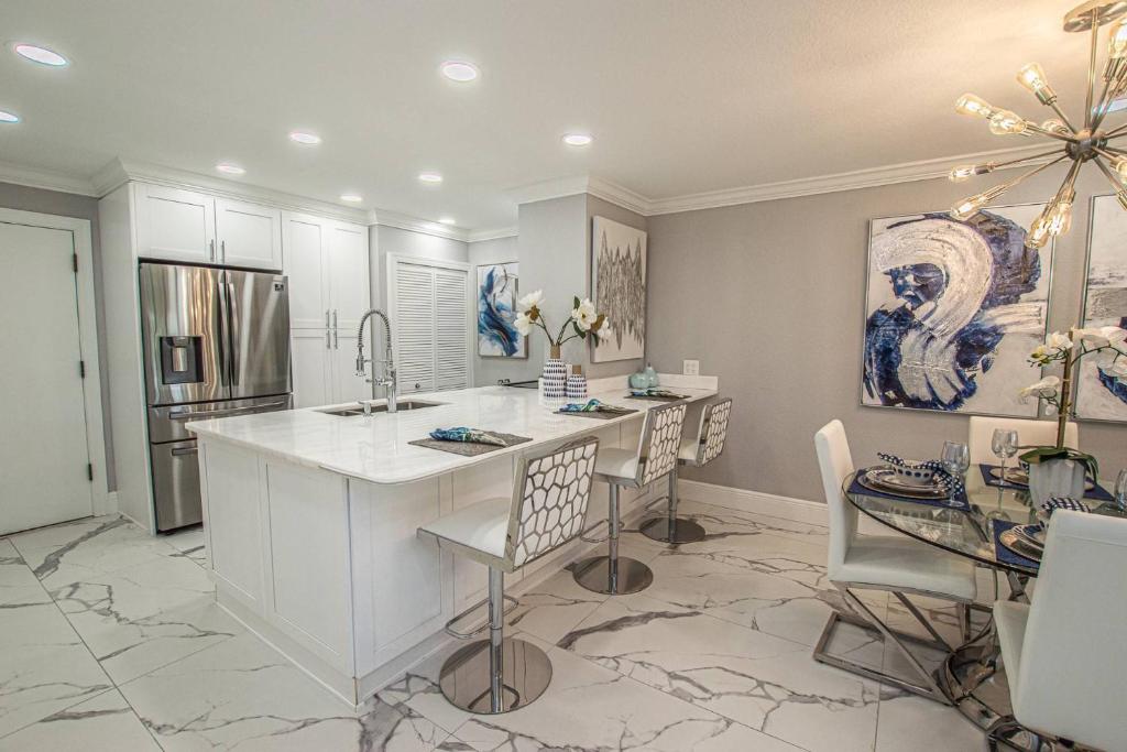 ウェスレイ・チャペルにあるNewly Listed! 20 Percent Off! Golf and Tennis Community - Lavish Livingのキッチン(白いカウンター、テーブル、椅子付)