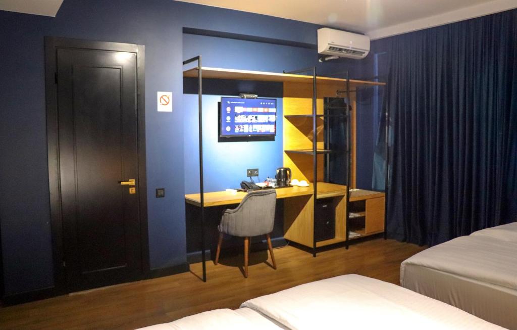 Postel nebo postele na pokoji v ubytování Borjomi Bridge Hotel