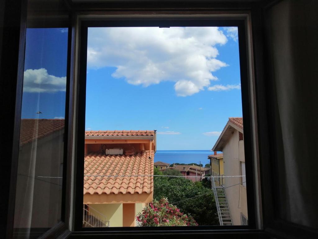 una ventana de un edificio con vistas en Domo Biriala, en Santa Maria Navarrese