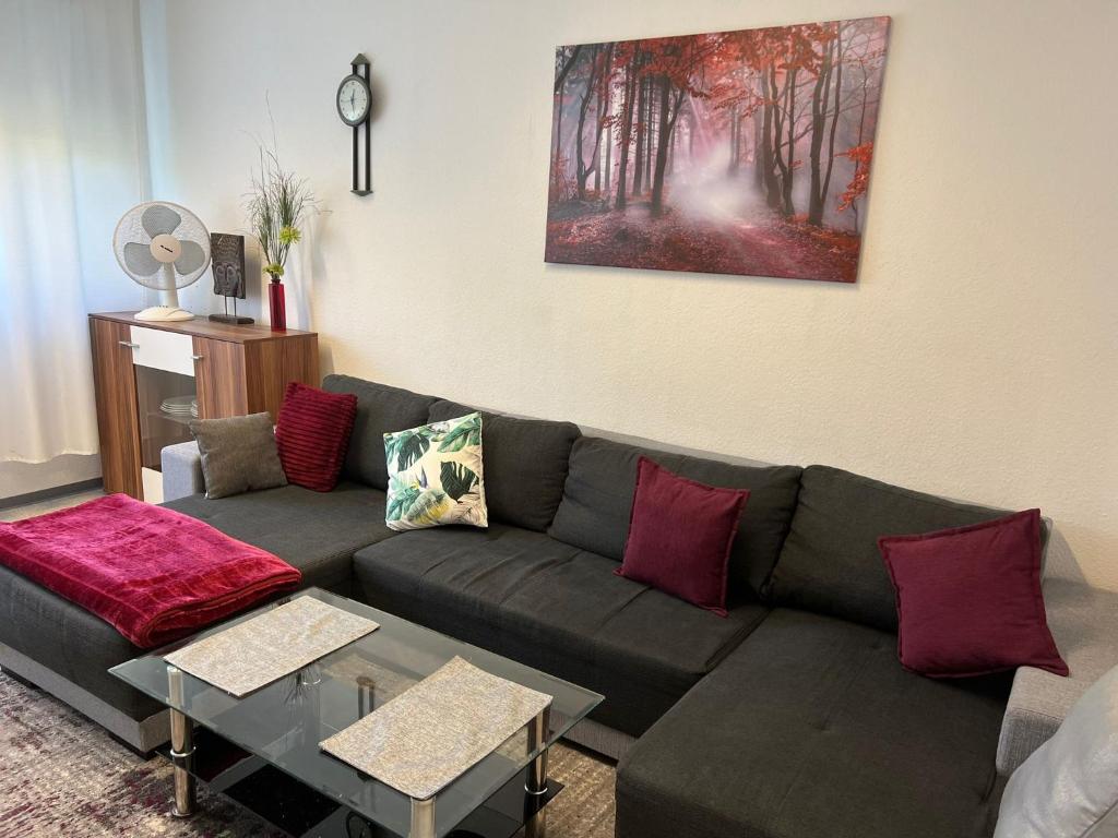 ein Wohnzimmer mit einem Sofa und einem Tisch in der Unterkunft Ferienwohnung Mainz Bahnhof in Mainz