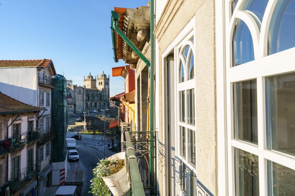 um apartamento varanda com vista para uma rua da cidade em N Apartments - Chã no Porto