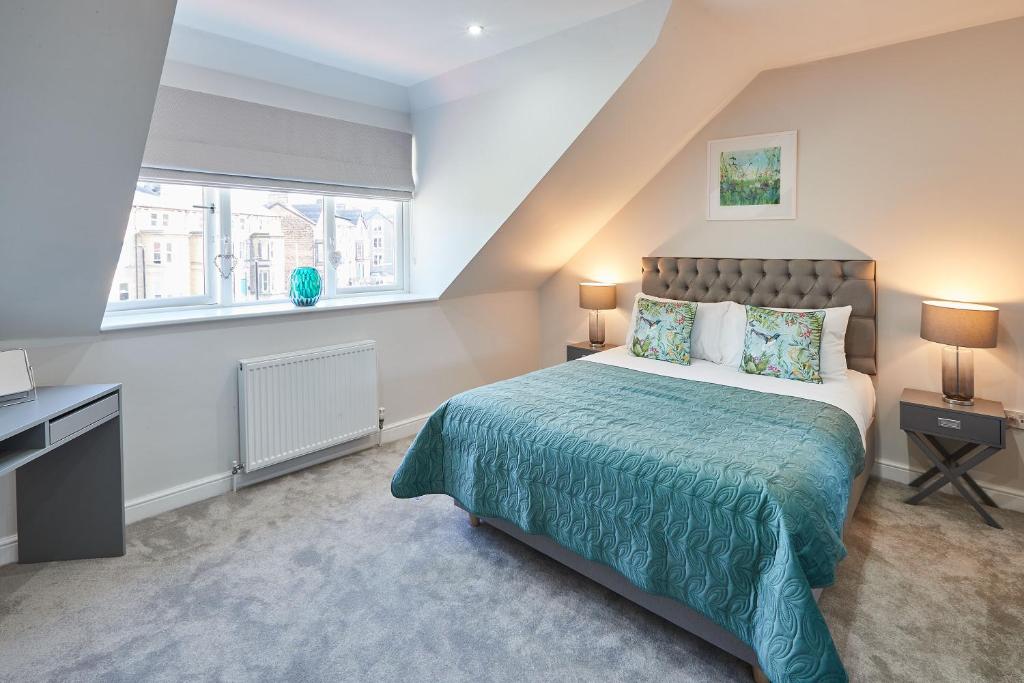 Schlafzimmer mit einem Bett und einem Fenster in der Unterkunft Host & Stay - The Loft @ The Regency in Harrogate