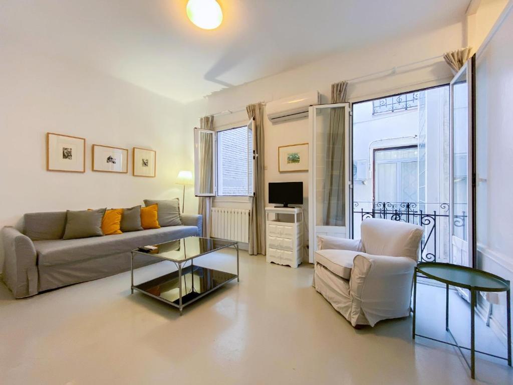 uma sala de estar com um sofá e uma mesa em Montaber Apartments - La Paz Market em Madrid