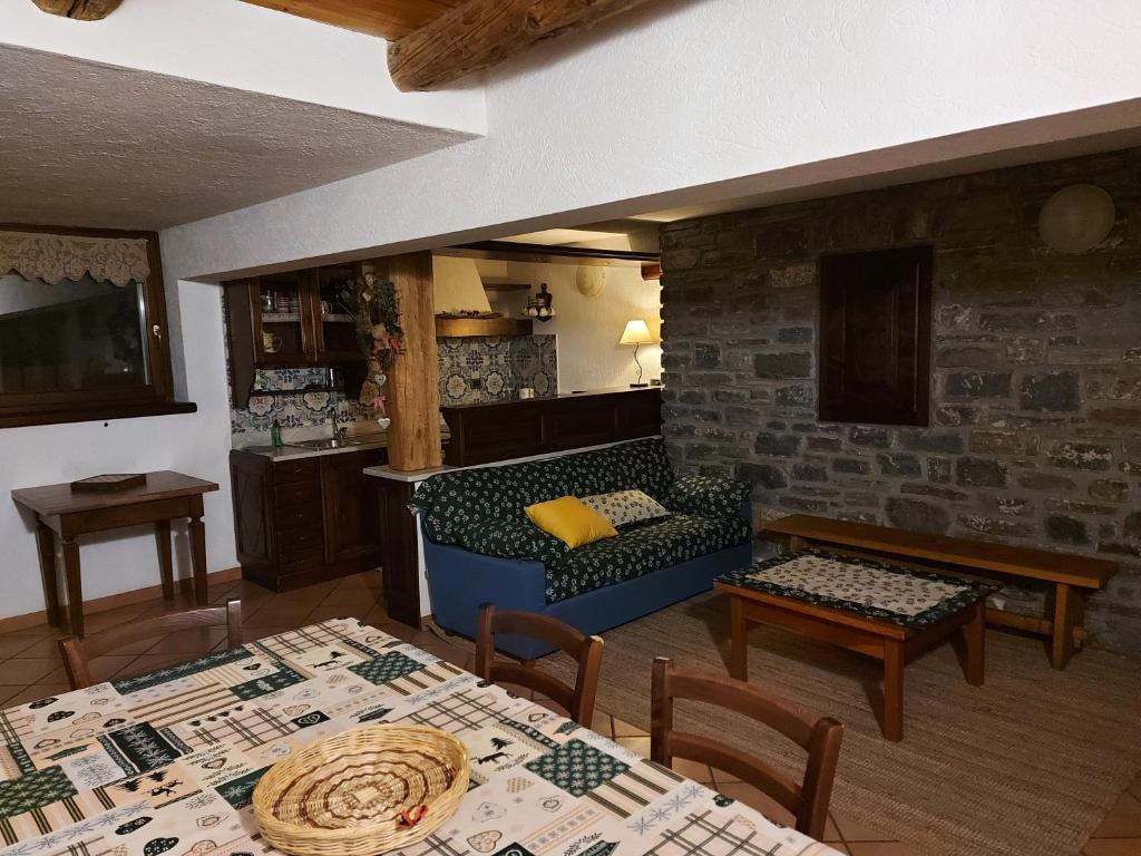 een woonkamer met een bank en een tafel bij La Taverna Alloggio ad uso turistico - VDA -Sarre - CIR- 0073 in Aosta