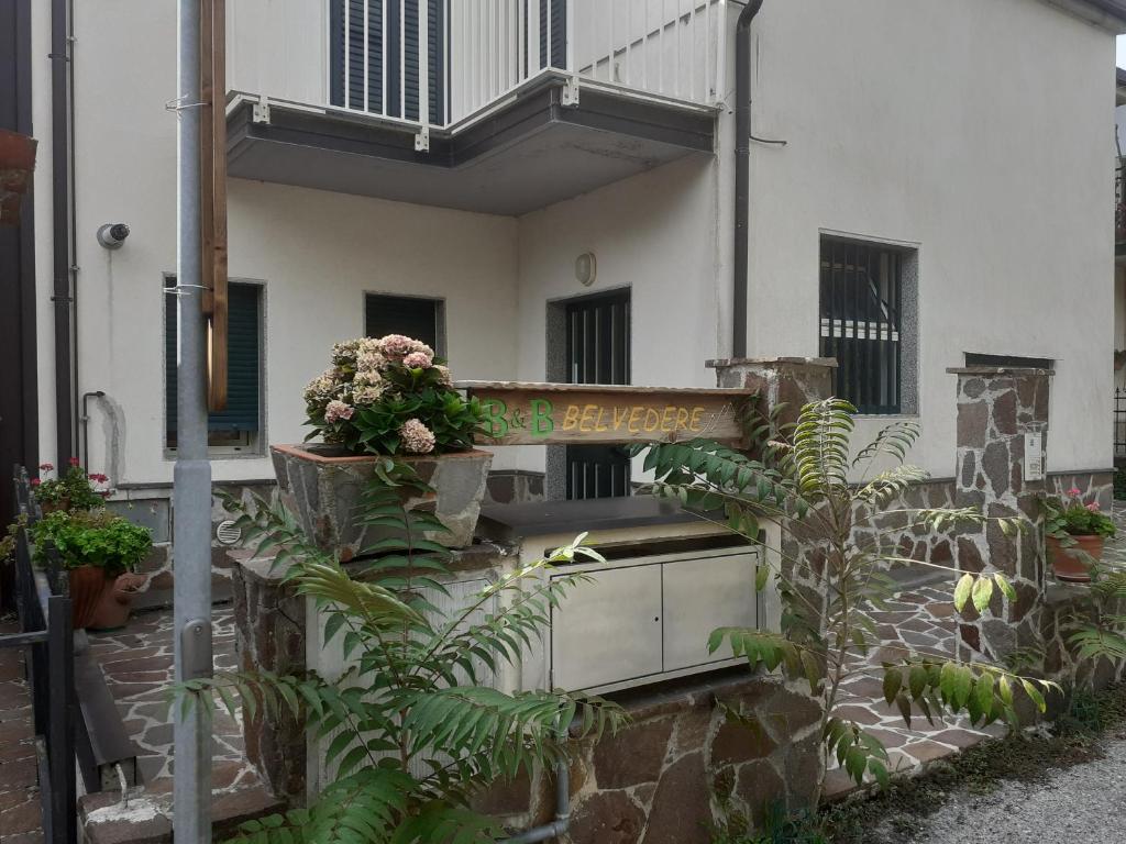 un edificio con un balcón con flores. en B&B e Case Vacanze Belvedere, en San Severino Lucano