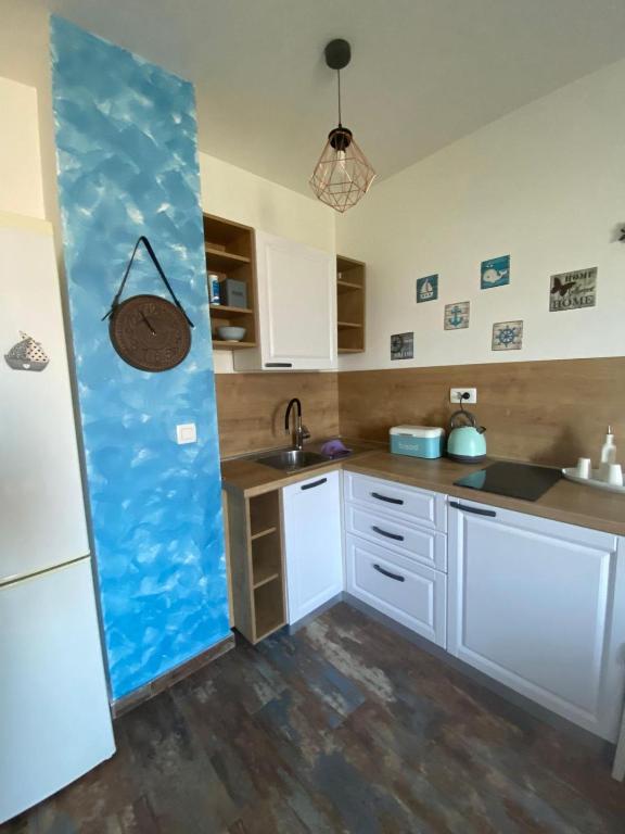 een keuken met een wastafel en een koelkast bij Apartment Ella in Zadar