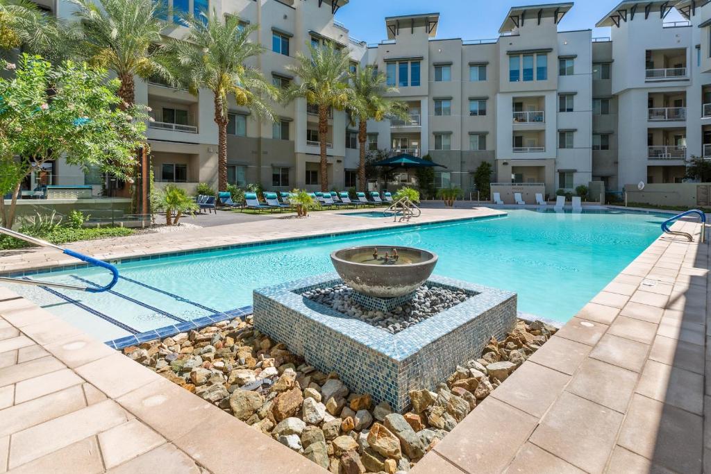 una piscina con una fuente frente a un edificio en Kasa Scottsdale North Phoenix en Scottsdale