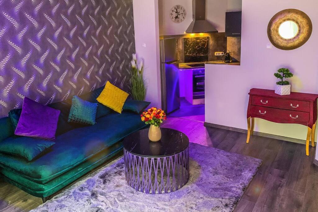 ein Wohnzimmer mit einem Sofa und einem Tisch in der Unterkunft H & A Suite Gozsdu - THE 1001 NIGHTS SUITE in Budapest