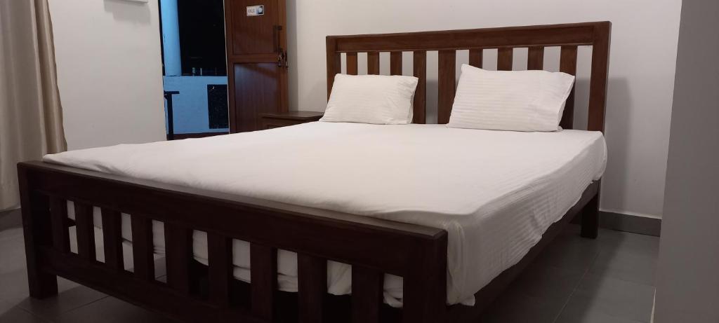 Shady transit hotel - 5