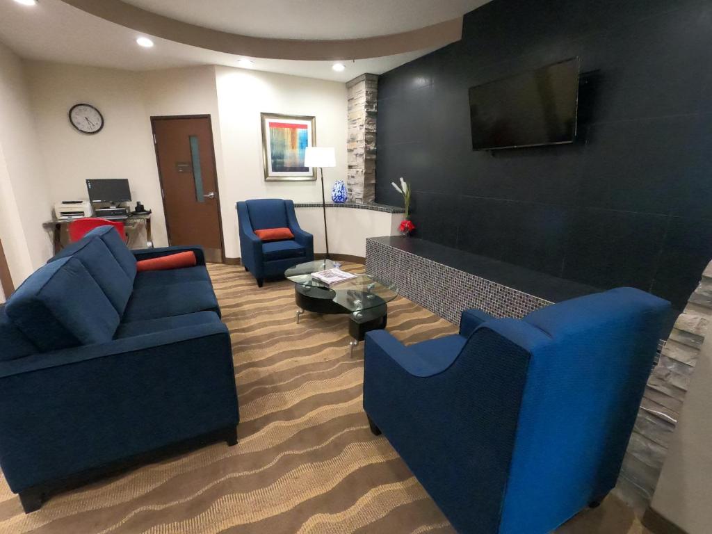 HomeTowne Studios & Suites by Red Roof Washington photo
