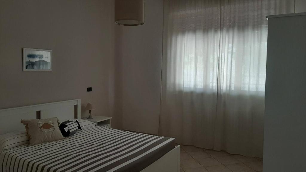 - une chambre blanche avec un lit et une fenêtre dans l'établissement Casa Lea, à Roseto degli Abruzzi
