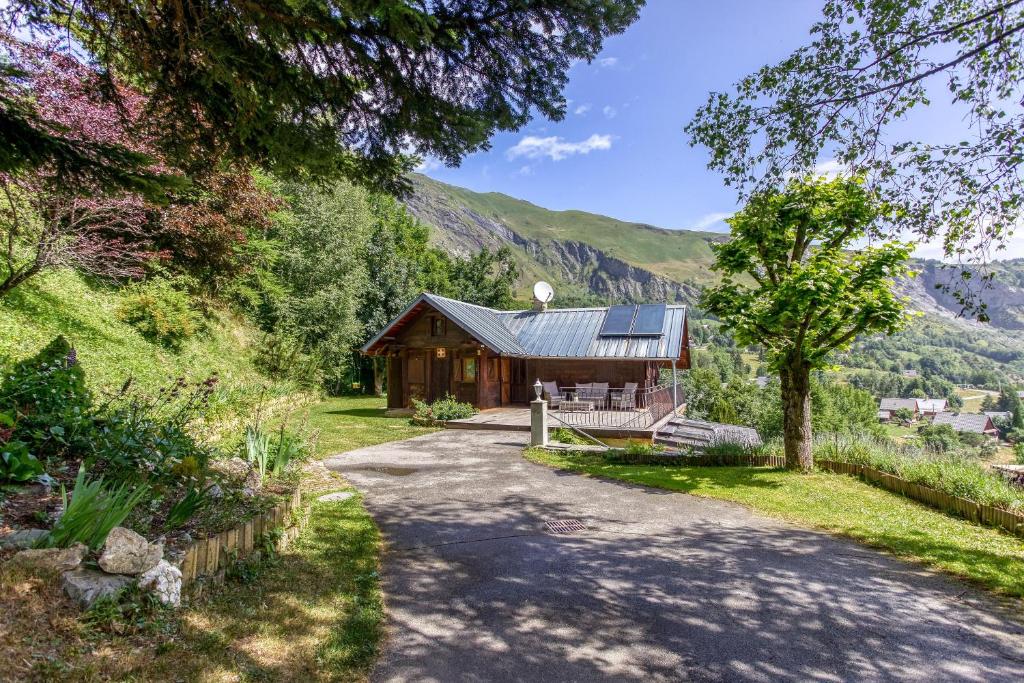 a house in the mountains with a driveway at Chalet Lo Grané in Jarrier
