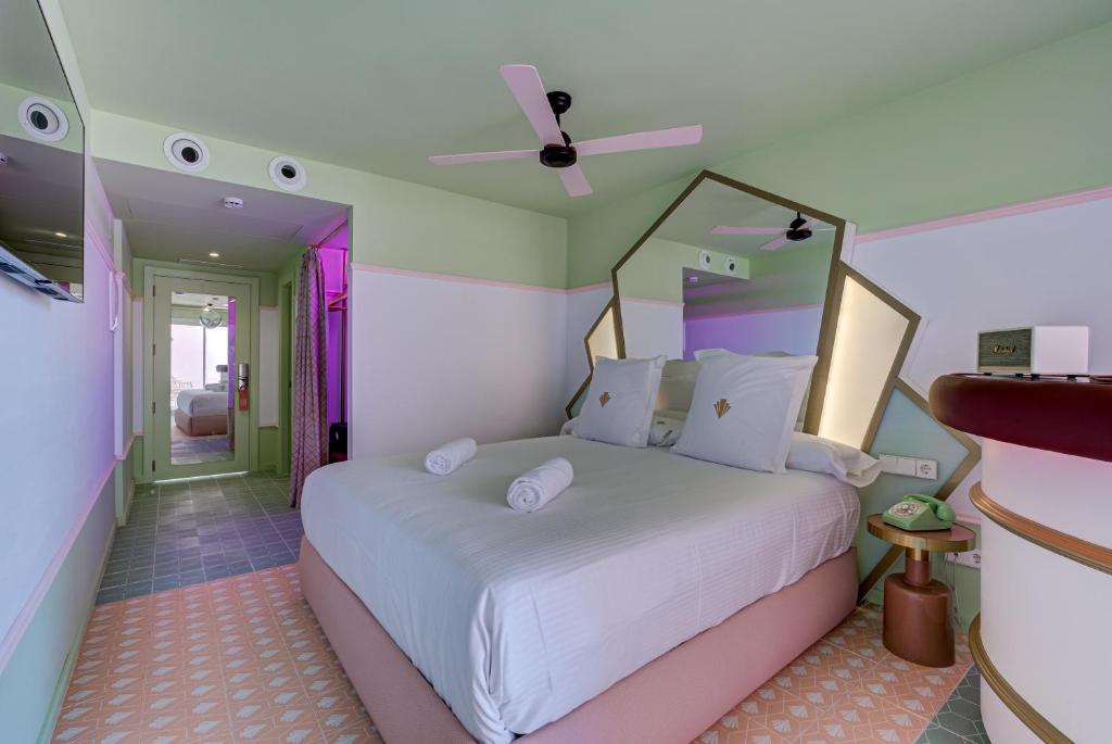 Grand Paradiso Ibiza - Adults Only, Bahia de Sant Antoni ...