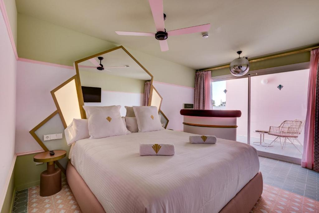Grand Paradiso Ibiza - Adults Only, Bahia de Sant Antoni ...