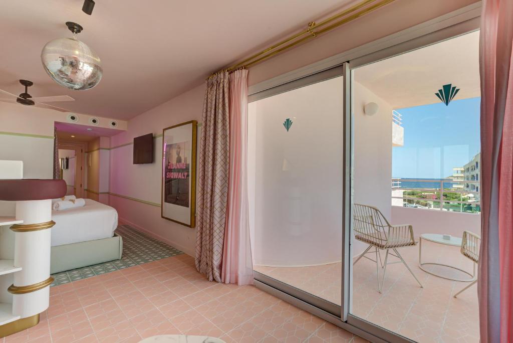 Grand Paradiso Ibiza - Adults Only, Bahia de Sant Antoni ...