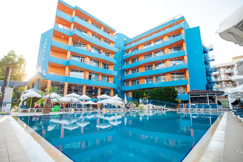 un hôtel avec une piscine en face d'un bâtiment dans l'établissement Amaris Hotel - All inclusive - Free parking, à Sunny Beach