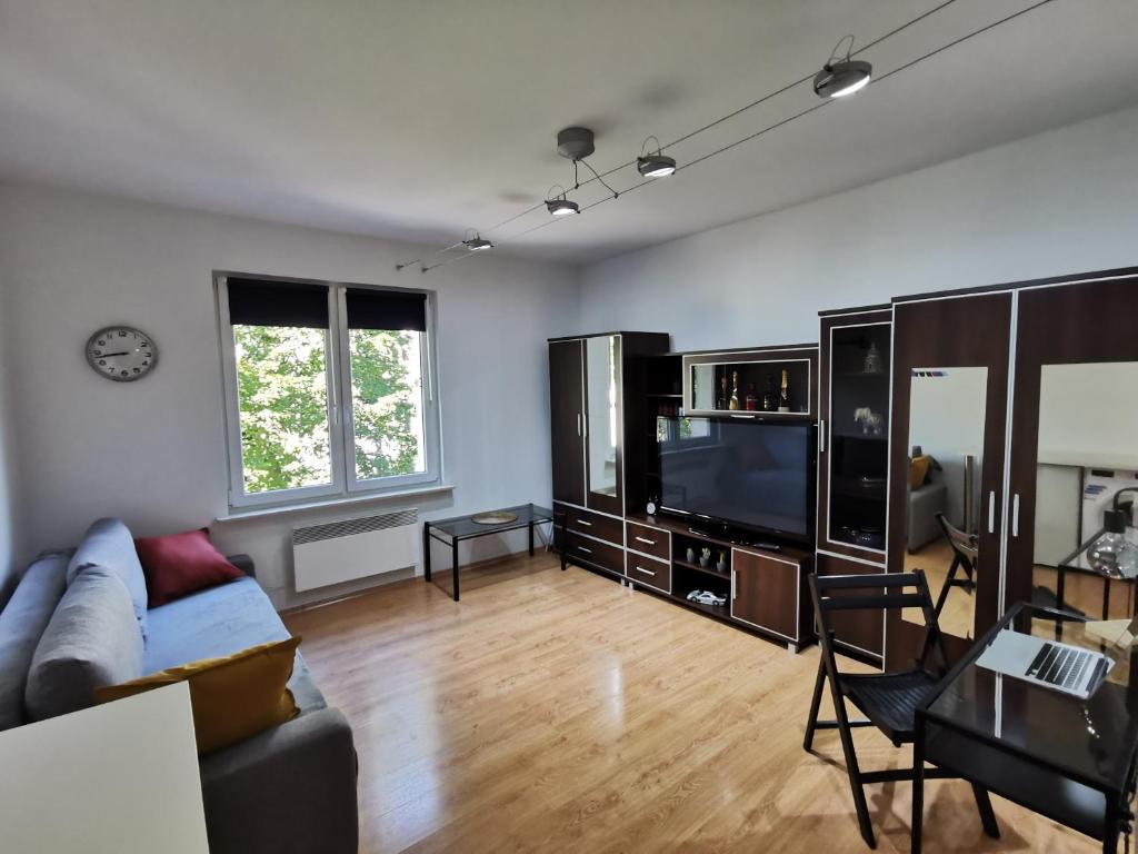 Televízia a/alebo spoločenská miestnosť v ubytovaní Small apartament in heart of Bolesławiec city