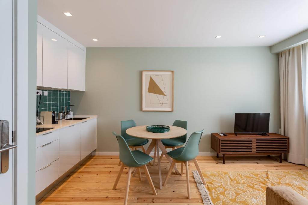 リスボンにあるAjuda Luxury Appartmentsの部屋にテーブルと椅子のあるキッチン