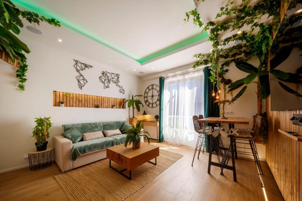 un salon avec un canapé et quelques plantes dans l'établissement 06K3 - La Pagoda Unique et atypique à 30 m de la mer, à Antibes