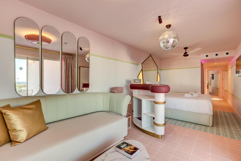 Grand Paradiso Ibiza - Adults Only, Bahia de Sant Antoni ...